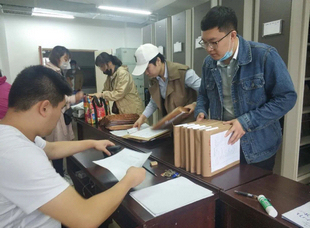 2020年9月9日，旅投集團工作人員在道里區(qū)辦理退休人員社會化管理檔案移交。