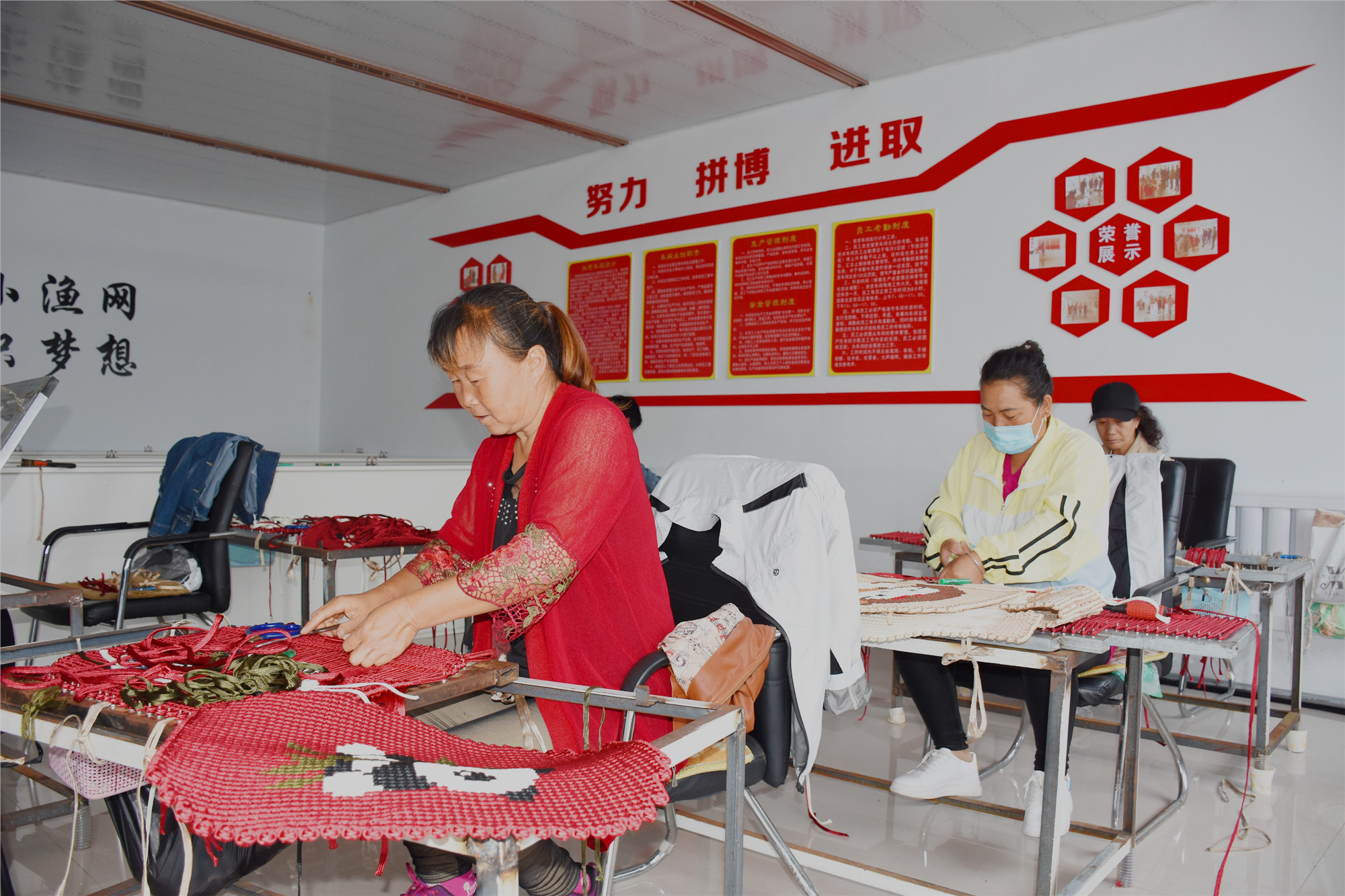 2020年，交易集團協(xié)助駐村扶貧工作隊幫助村民走上技能脫貧致富路。