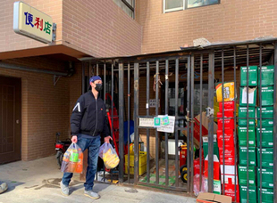 2020年初，交易集團黨員志愿者下沉社區(qū)，積極投身抗擊疫情戰(zhàn)疫。