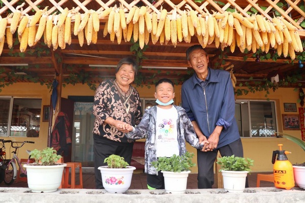 劉養順與妻子、孫子的合照。王磊攝