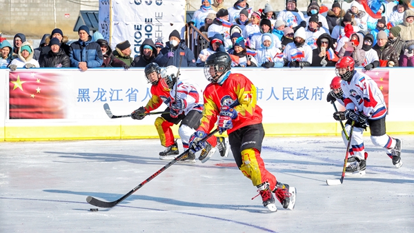 2月25日，在黑龍江舉行的第五屆中俄界江冰球賽比賽現(xiàn)場