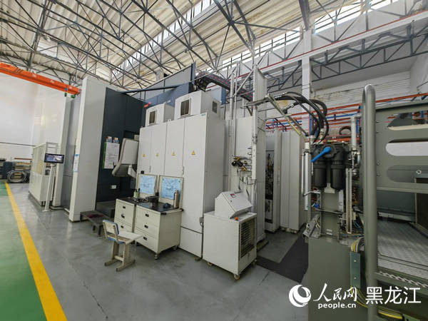 佳電股份智能制造車間自動化設(shè)備正在加工電機機座。????人民網(wǎng) 楊雪楠攝