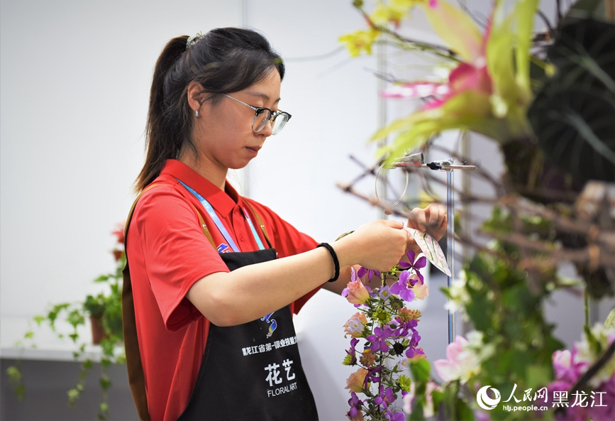 選手正在進(jìn)行花藝項(xiàng)目比賽。人民網(wǎng)記者 蘇靖剛攝