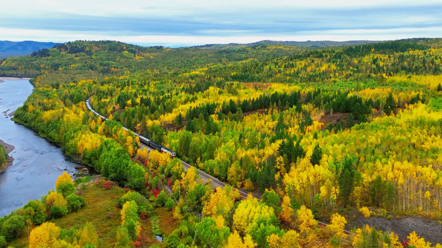 穿林海過(guò)群山 賞黑龍江秋季五花山色
