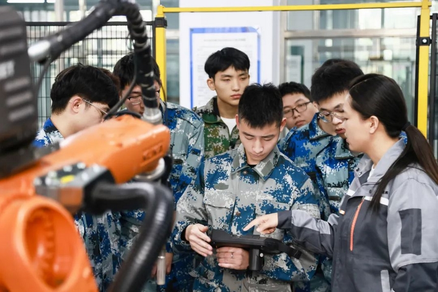 哈爾濱華德學院焊接技術與工程學生在實訓室進行實踐操作。