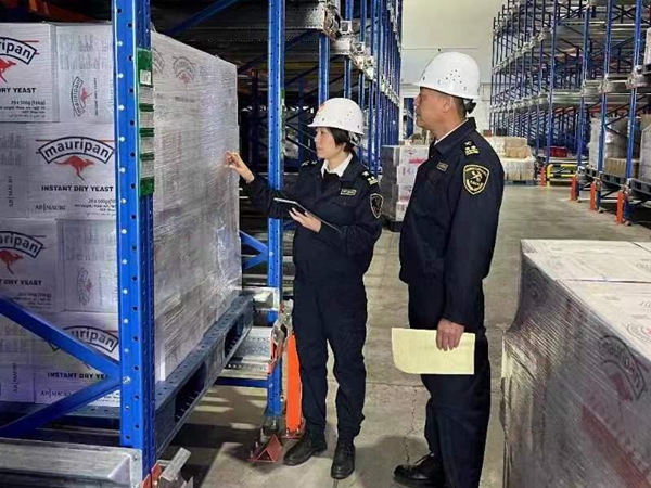 哈爾濱海關所屬齊齊哈爾海關關員對出口酵母實施查驗