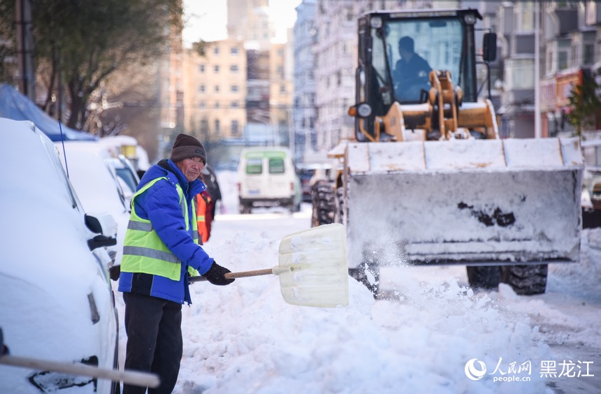 清雪車輛和環(huán)衛(wèi)工人聯(lián)合作業(yè)保障雪停路凈。人民網(wǎng)記者 蘇靖剛攝