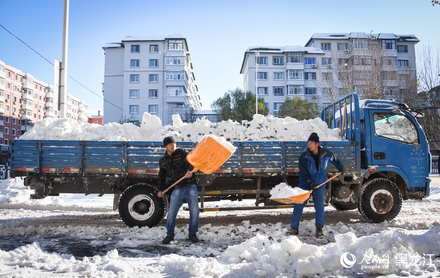 環衛工人正在清理積雪，保障路面暢通。人民網記者 蘇靖剛攝