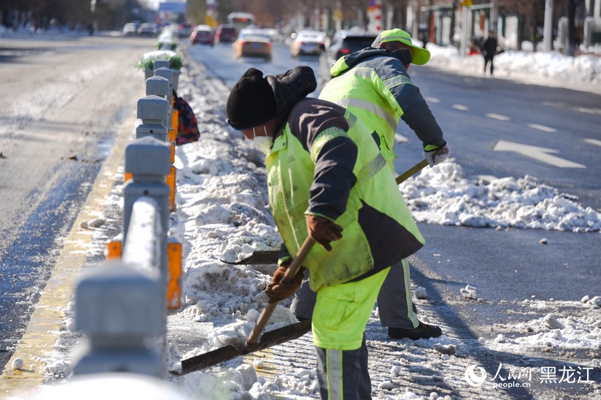 環衛工人清雪忙。人民網 徐成龍攝