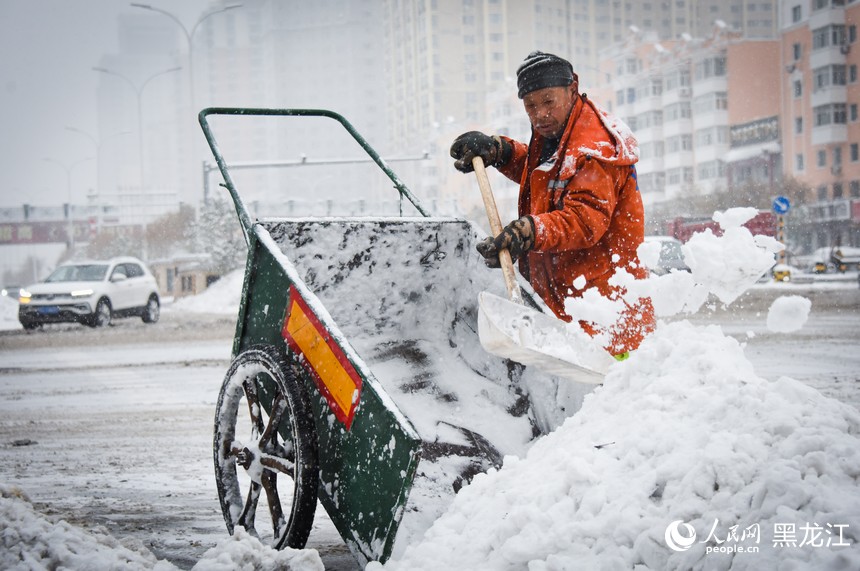 環衛工人正在清理道路積雪。人民網記者 蘇靖剛攝