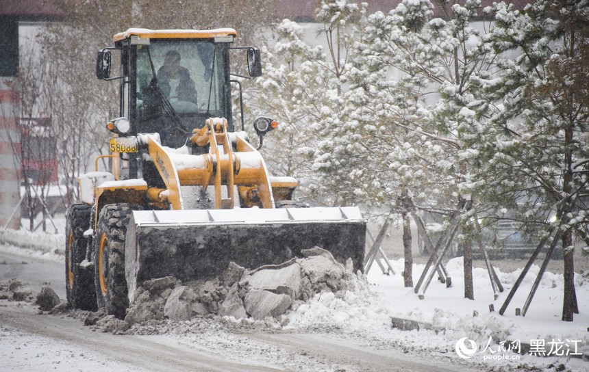 鏟車正在清理路邊積雪。人民網記者 蘇靖剛攝