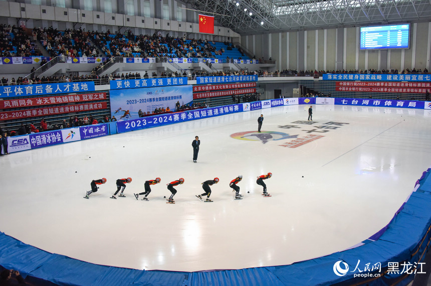 黑龍江七臺河上演短道速滑“強(qiáng)強(qiáng)對決”
