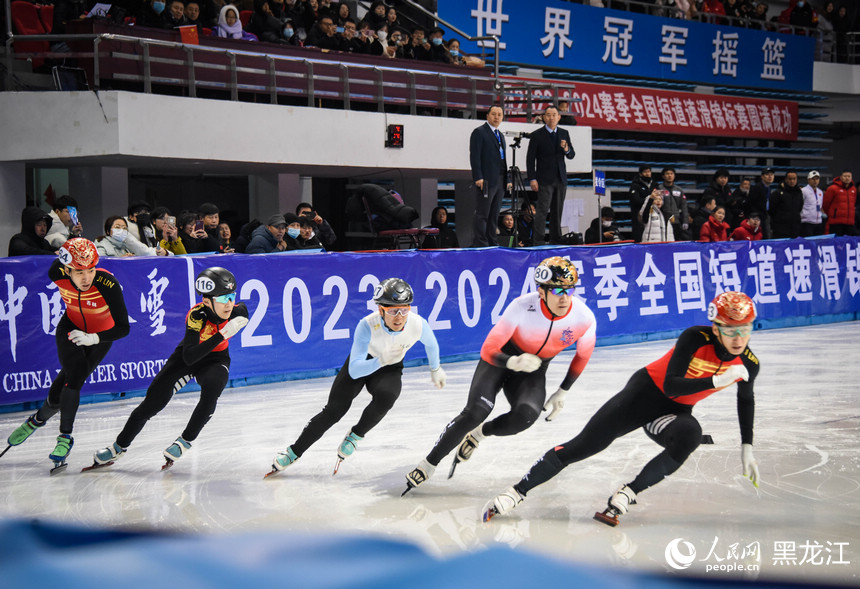 黑龍江七臺河上演短道速滑“強強對決”