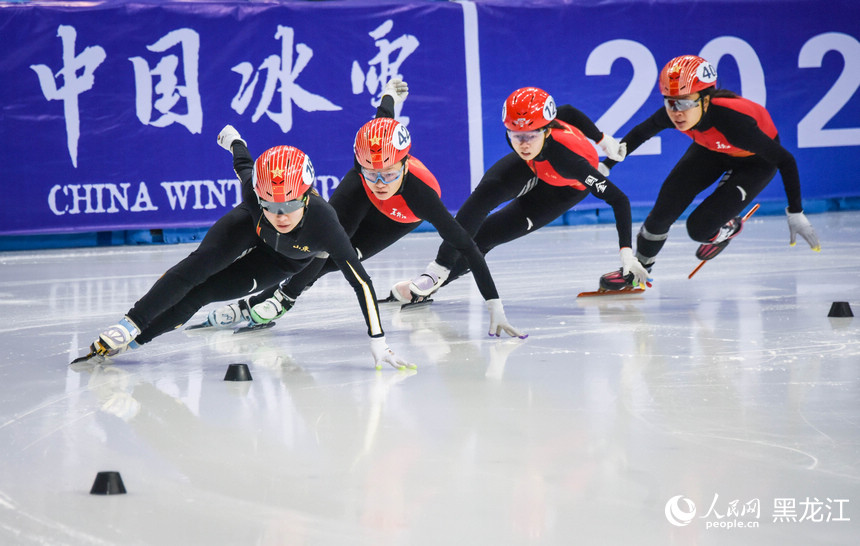 黑龍江七臺(tái)河上演短道速滑“強(qiáng)強(qiáng)對(duì)決”