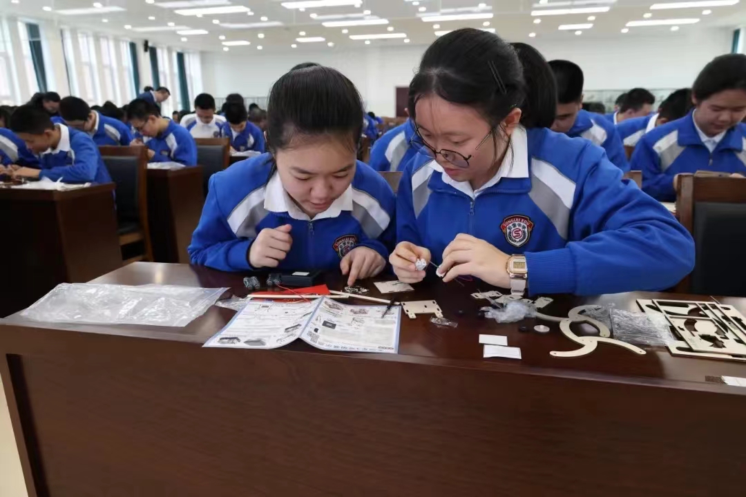 第十屆全國青年科普創新實驗暨作品大賽校園行：“未來太空車”“開進”哈爾濱松雷中學。圖片由黑龍江省科技館提供