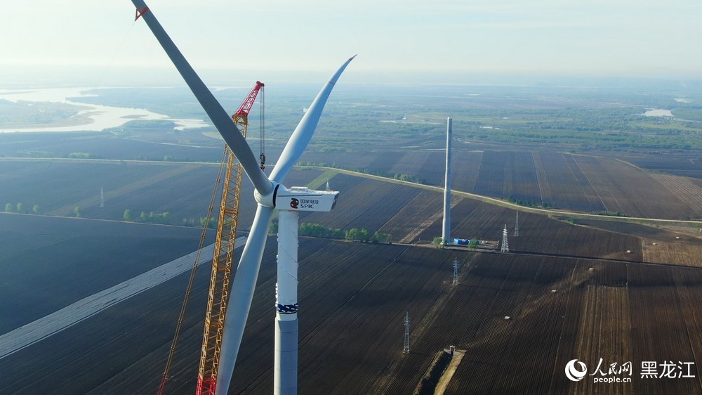 黑龍江呼瑪：100兆瓦風電項目首臺風電機組成功吊裝