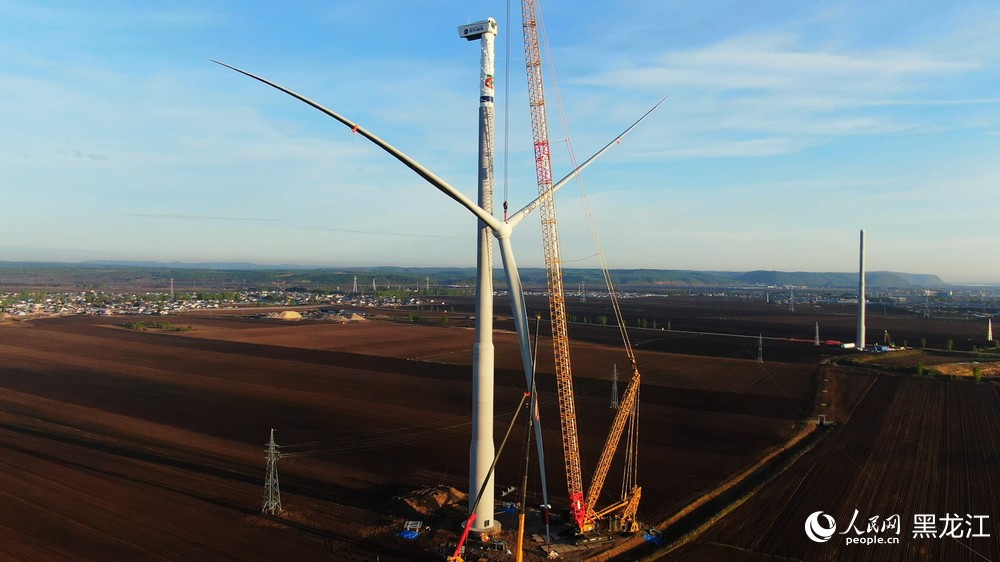 黑龍江呼瑪：100兆瓦風電項目首臺風電機組成功吊裝