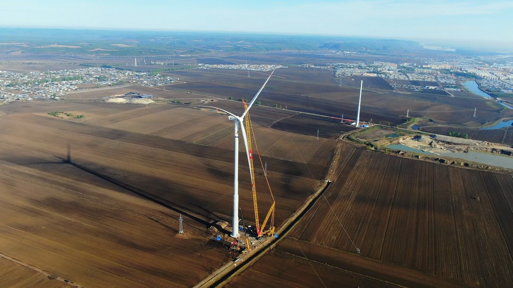 黑龍江呼瑪：100兆瓦風電項目首臺風電機組成功吊裝