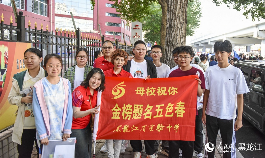 老師與考生們共同記錄下難忘時刻。