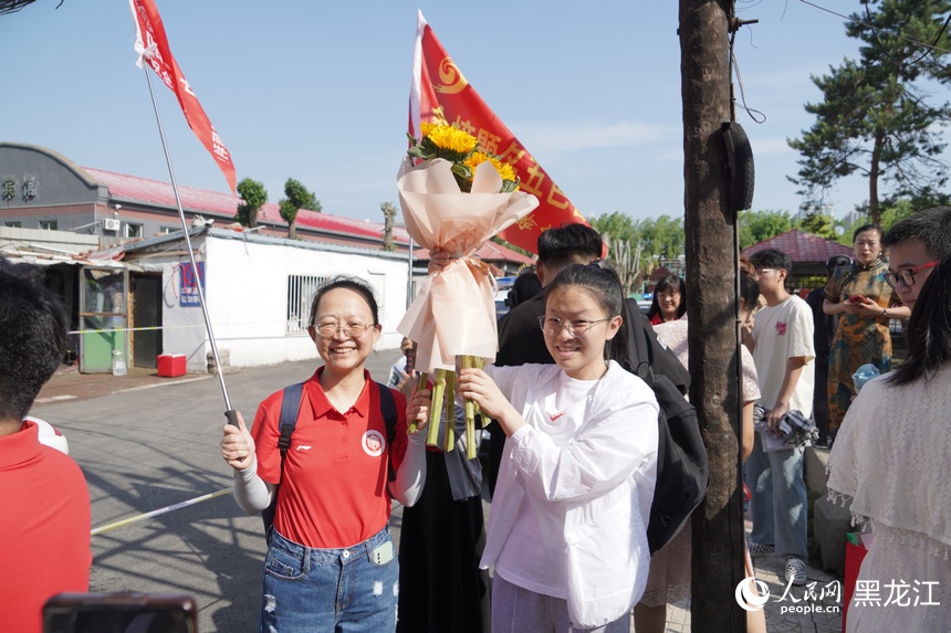 送考家長為考生送上祝福。