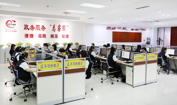 12345熱線話務(wù)員正在接聽電話。佳木斯市委宣傳部供圖