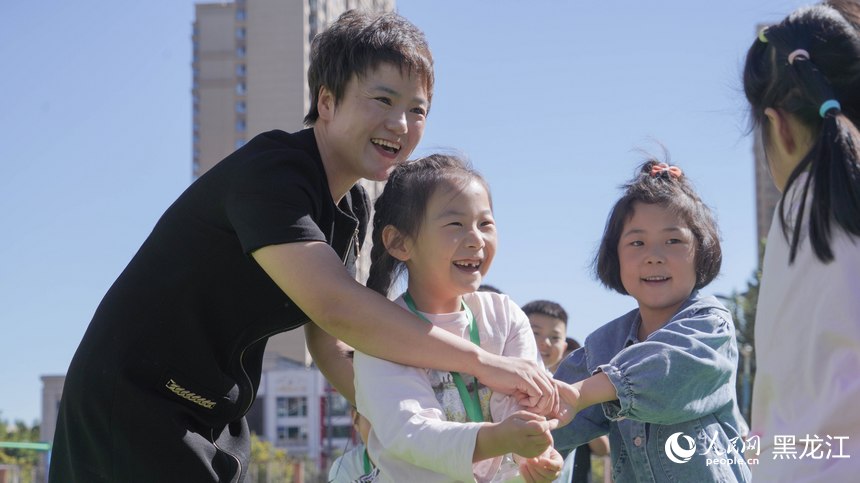 哈爾濱市繼紅小學(xué)哈西校區(qū)，老師帶著學(xué)生們?cè)谡n間操上做游戲。人民網(wǎng) 徐成龍攝