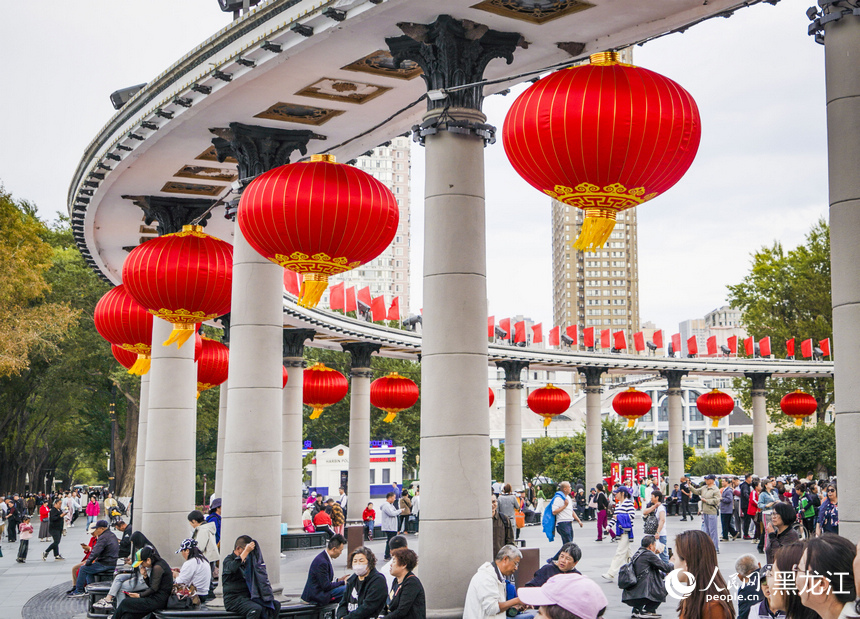 防洪紀念塔掛起了大紅燈籠。人民網記者 張哲鑫攝