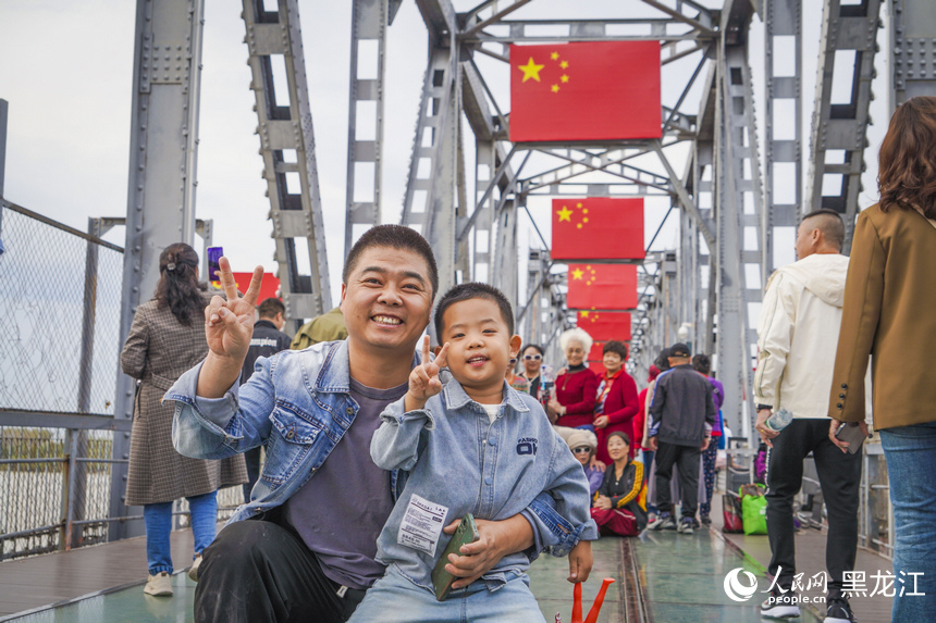 在濱州鐵路橋上，市民臉上洋溢著幸福的笑容。人民網(wǎng)記者 張哲鑫攝