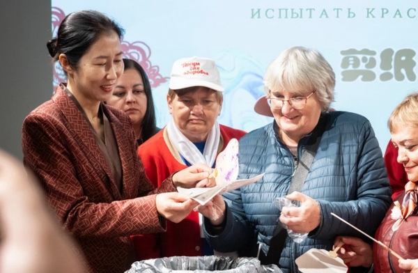 俄羅斯游客體驗漆畫非遺技藝。黑河旅俄華僑紀念館供圖