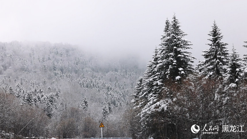中國雪鄉景區迎來今秋首場降雪