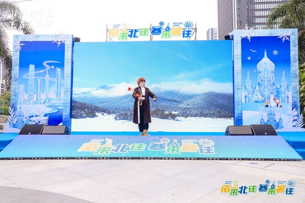推進會現場上演京劇《智取威虎山》。
