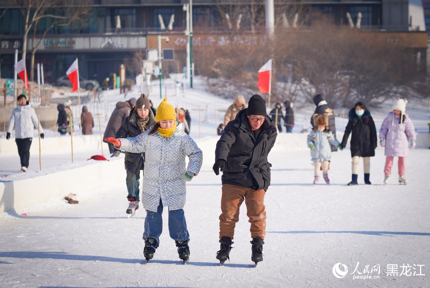 新春走基層｜喜迎亞冬會 哈爾濱市民暢享冰雪運動