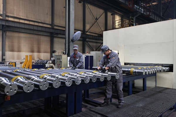 在中車齊車轉向架分廠車軸加工區域，操作工人正在對車軸進行探傷。張云淞攝