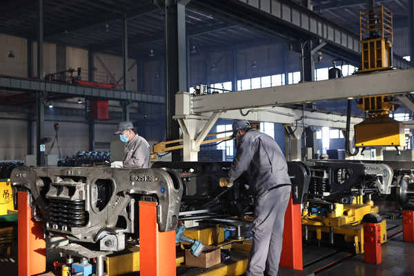 在中車齊車轉向架分廠生產現場，操作工人正在進行轉向架組裝作業。張云淞攝