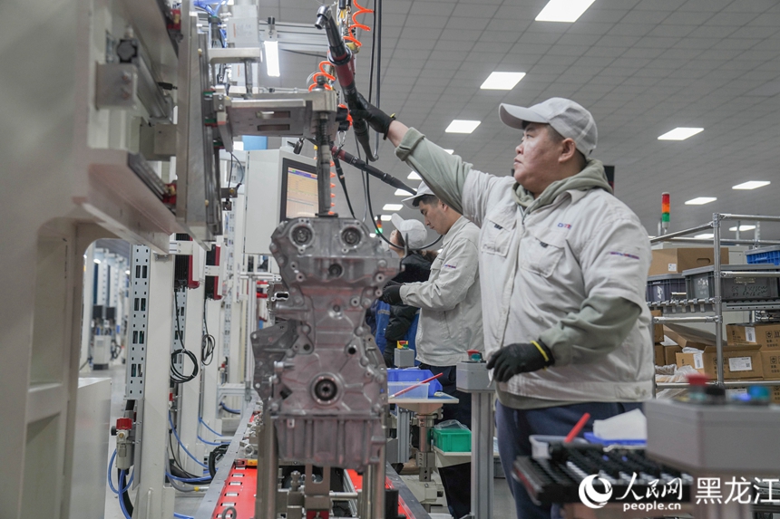 哈爾濱東安汽車動力股份有限公司生產(chǎn)車間，工人正在忙生產(chǎn)。人民網(wǎng) 徐成龍攝