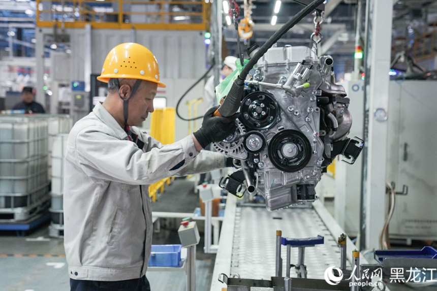 哈爾濱東安汽車動力股份有限公司生產車間，工人正在忙生產。人民網 徐成龍攝