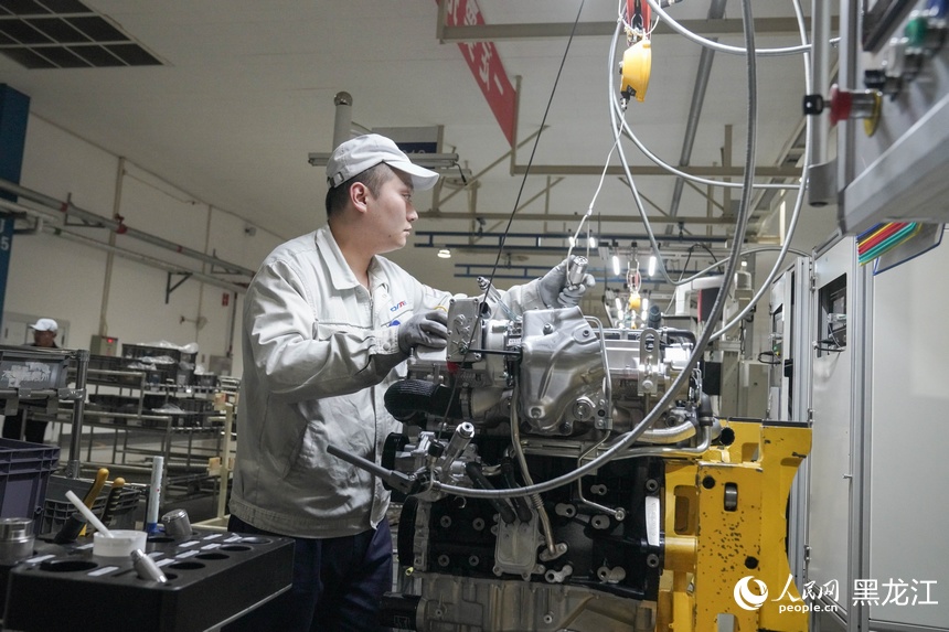 哈爾濱東安汽車動力股份有限公司D升級裝配車間內，工人正在忙生產。人民網 徐成龍攝