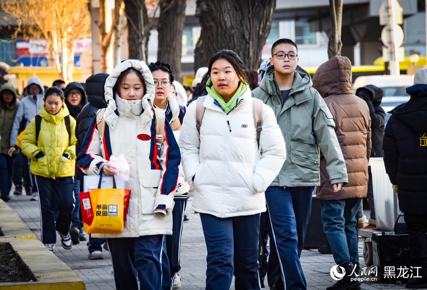 哈爾濱市第四十七中學學生迎來新學期開學第一天。人民網記者 蘇靖剛攝