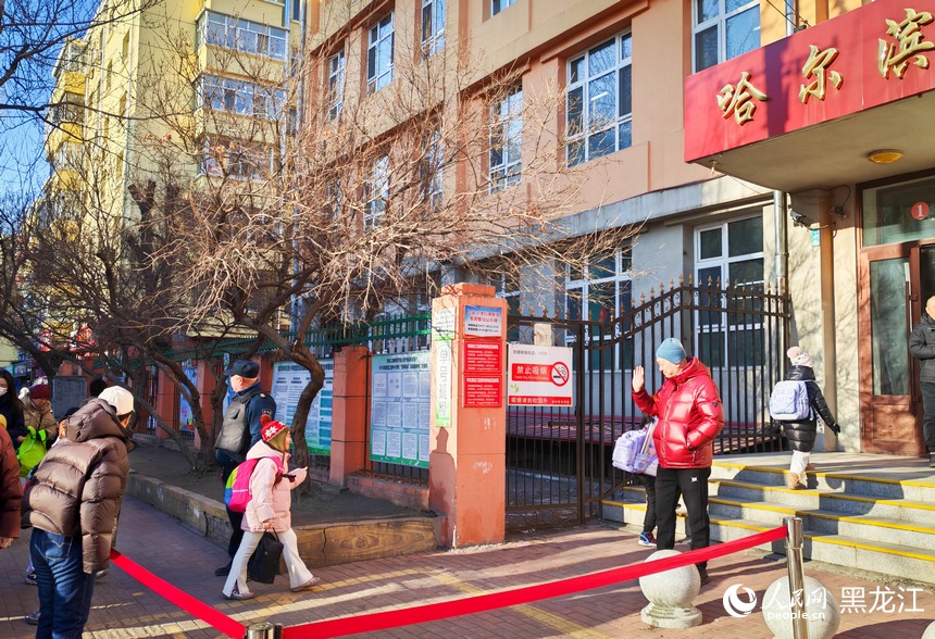 哈爾濱市紅巖小學迎來新學期首日，學生們有序走進校園。人民網記者 蘇靖剛攝