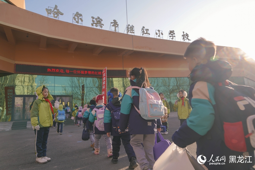 開學第一天，哈爾濱市繼紅小學校學生有序進入校園。人民網 徐成龍攝