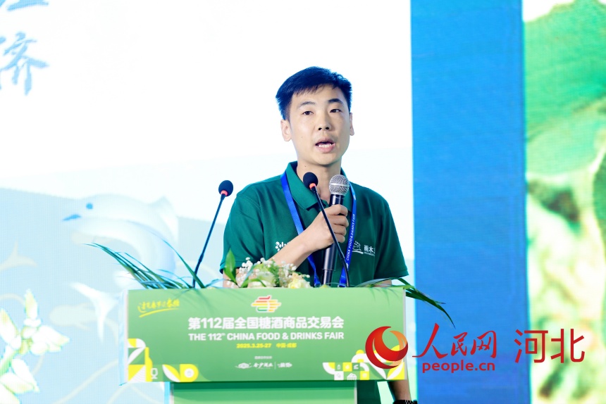 圍場鑫達(dá)商貿(mào)有限公司銷售經(jīng)理謝航作分享。人民網(wǎng)記者 周博攝