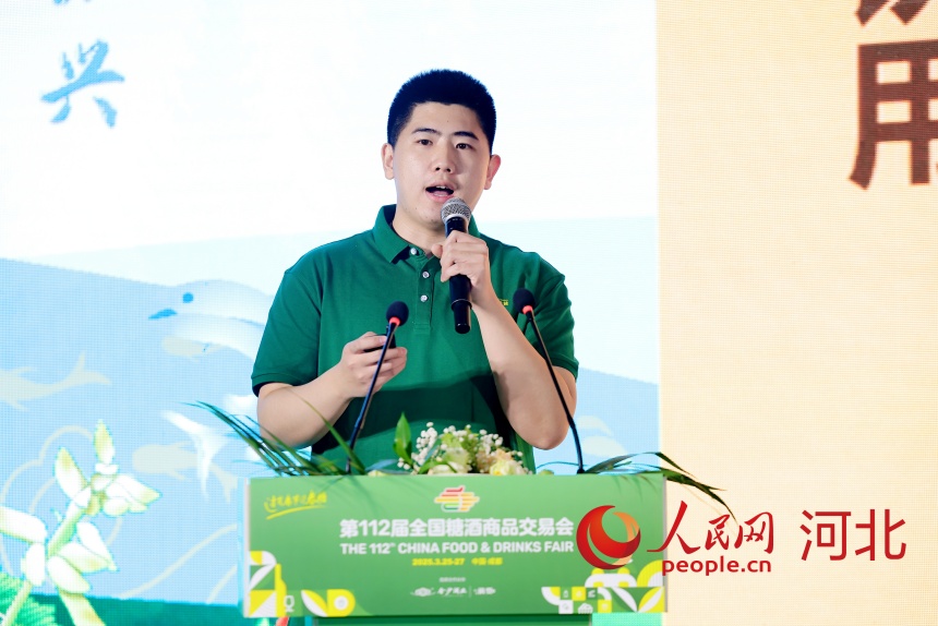 河北塞罕金葫蘆藥業(yè)有限公司總經(jīng)理張軼源作分享。人民網(wǎng)記者 周博攝