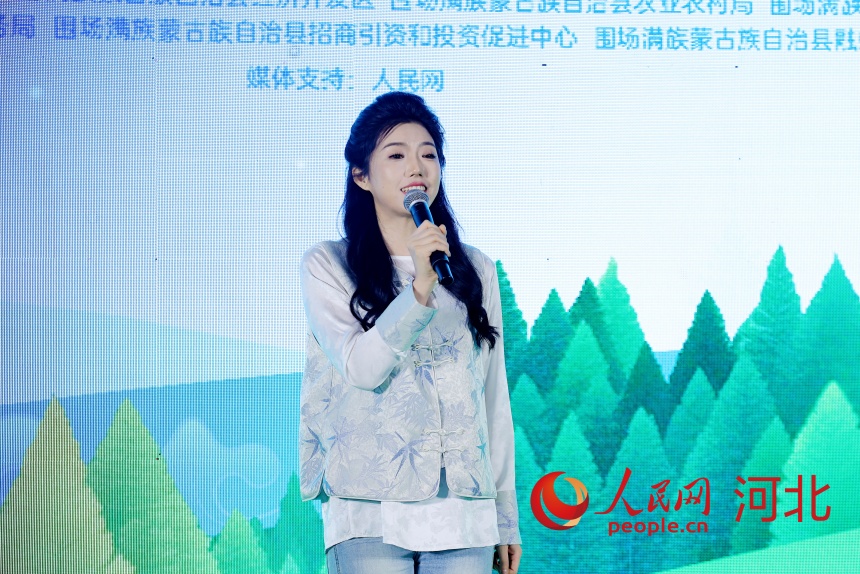 圍場家鄉(xiāng)推薦官于思齊邀請100名網(wǎng)友成為塞罕壩體驗(yàn)官。人民網(wǎng)記者 周博攝