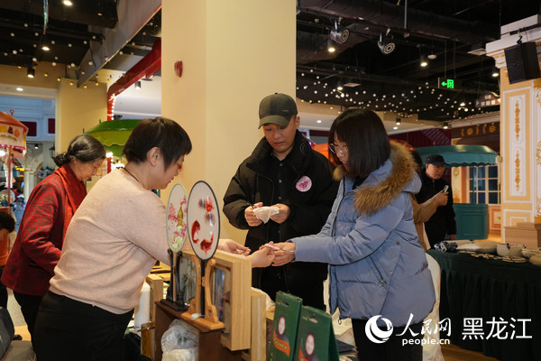 “幸福聯線”全國示范婚戀交友活動中，單身青年們漫步愛情打卡地感受浪漫冰城。人民網記者 張哲鑫攝