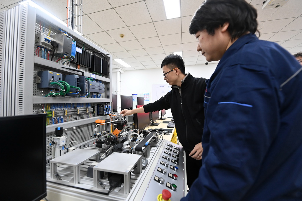 天津理工大學老師在新工科實踐平臺實驗室內(nèi)指導學生進行實踐操作（2023年12月6日攝）。新華社記者 趙子碩 攝