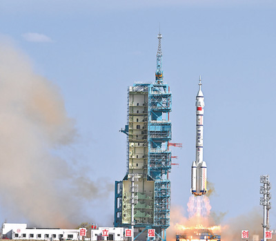 4月24日，搭載神舟二十號載人飛船的長征二號F遙二十運載火箭在酒泉衛星發射中心發射升空。新華社記者 李鑫攝