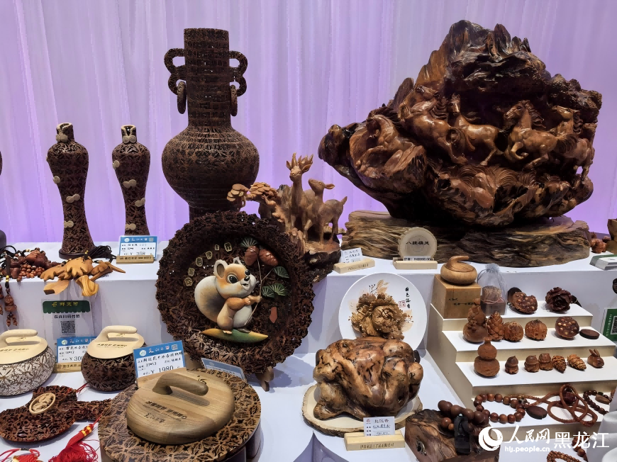 雪花遇上丁香花 哈洽會上黑龍江創(chuàng)意設(shè)計展區(qū)“新”意十足