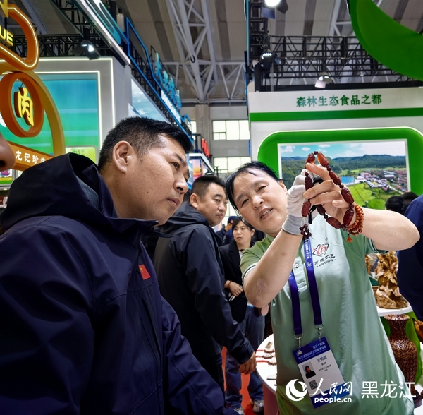 精美的手串引得人們紛紛駐足詢問。人民網記者 陳靜攝