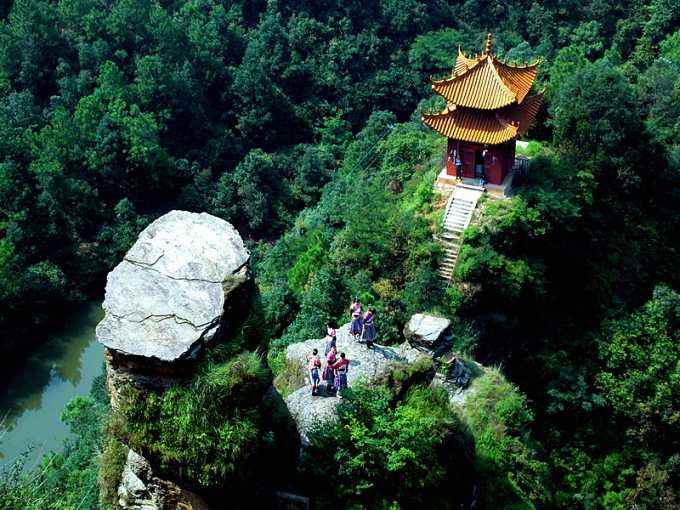 登香爐山賞“八站”景觀