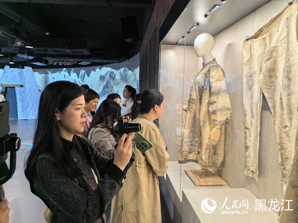 赫哲族魚皮衣吸引游客拍照打卡。人民網 尚城攝